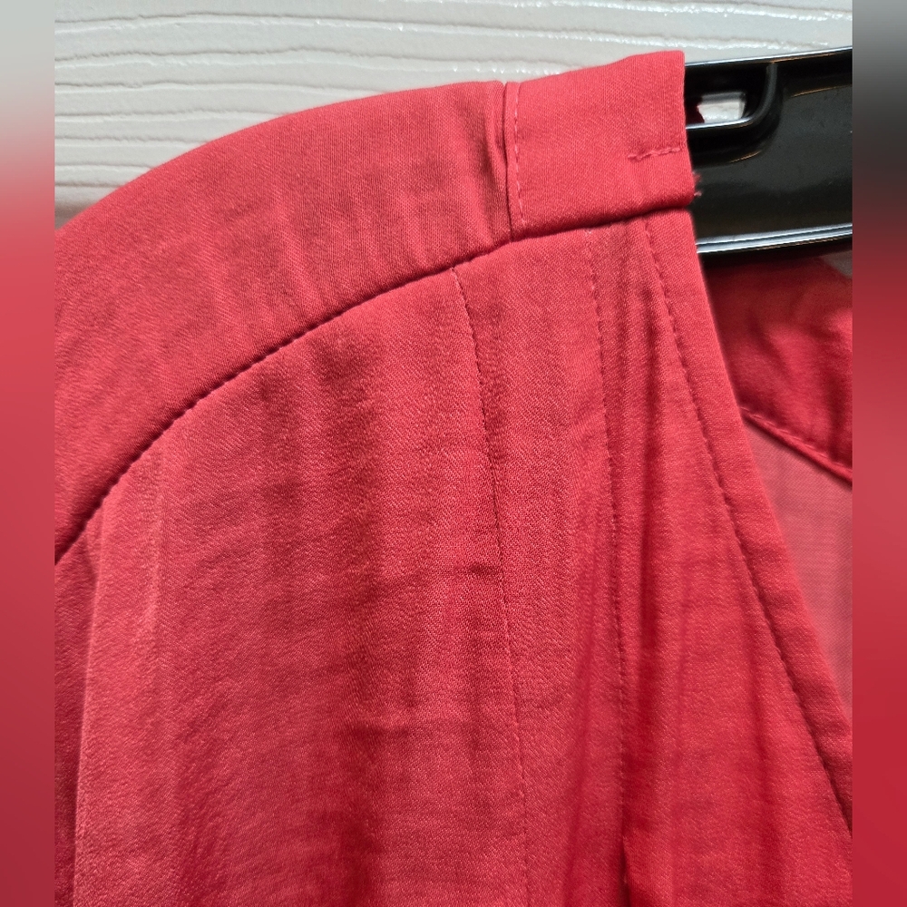 Vera Wang, Women's V-Neck Coral Short Sleeve Top. Med. - Picture 14 of 16